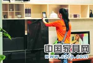 板材和其他材料的結合，成為板式家具設計的一個方向。