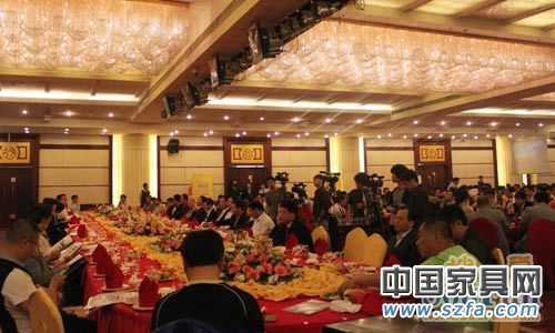 家居、建材行業的500余位廠家、經銷商代表現場參加招商推介會