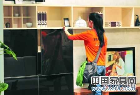 板材和其他材料的結合，成為板式家具設計的一個方向