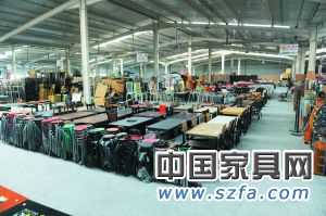 目前的二手家具市場內仍以板式家具交易為主，幾乎看不見紅木家具的影子。