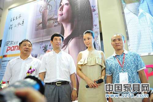 派尼爾家居代言人林心如與中國家協理事長朱長嶺、派尼爾家居總經理鄧啟平合影
