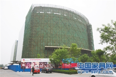正在建設中的愛琴海購物中心，位于朝陽區七圣中街12號，太陽宮百盛購物中心旁。實習生 翟超