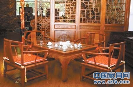 屏風、瓷器、奇石等配以紅木家具更顯濃郁中國風