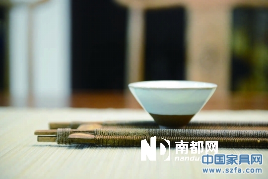 茶桌上的紋路就來自古木本身。