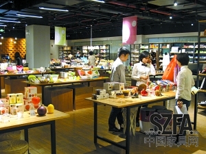 進駐大型購物商場的家品店，人流也比平時多了不少。