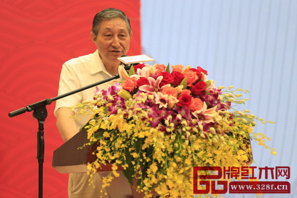 全聯藝術紅木家具專業委員會專家顧問、原故宮博物院文?？萍疾恐魅尾莒o樓在區氏臻品明清家具藝術館開業典禮上致辭