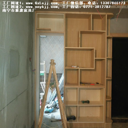 加層作小造型，雙層，也好看，相比，醒色白飾，整體展柜、儲柜、小小別致柜衣家具設計定制加工廠南寧中國的，不普通~